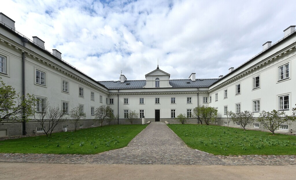 1920px-Wielka_Oficyna_Podchorążówka_Łazienki_Królewskie_2017